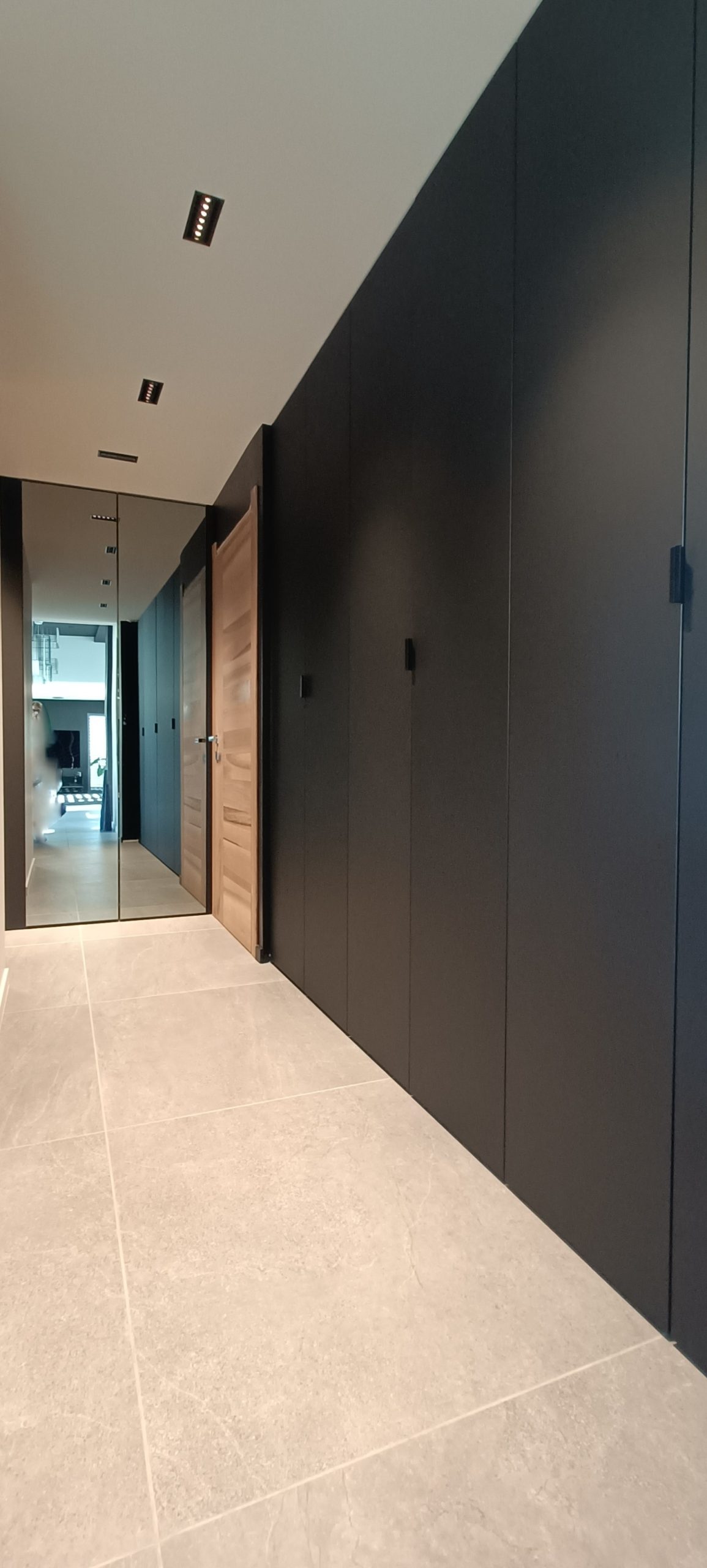 Aménagement d’une entrée avec dressing sur mesure